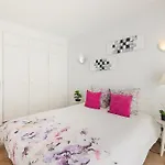 Spacious And Central, 6 Min Walk To Apartament Albufeira