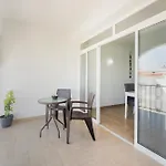 Spacious And Central, 6 Min Walk To Apartman