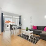 Spacious And Central, 6 Min Walk To *