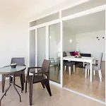 Spacious And Central, 6 Min Walk To Albufeira