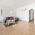 Spacious And Central, 6 Min Walk To *
