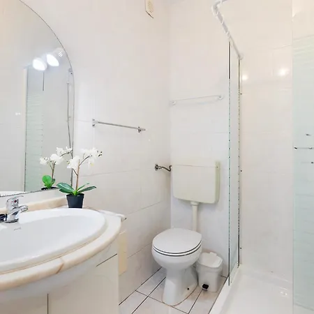 Spacious And Central, 6 Min Walk To Apartman