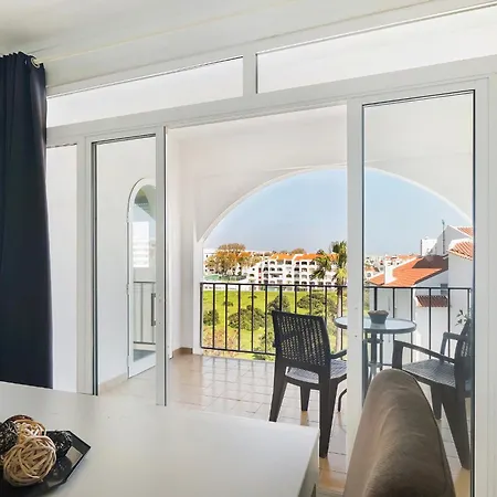 Apartament Spacious And Central, 6 Min Walk To
