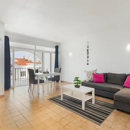 Spacious And Central, 6 Min Walk To *