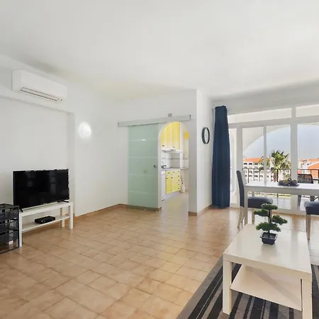 Spacious And Central, 6 Min Walk To Apartment *