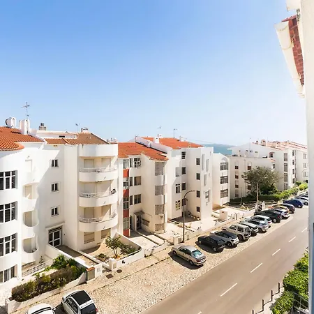 Spacious And Central, 6 Min Walk To *