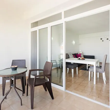 Spacious And Central, 6 Min Walk To Albufeira