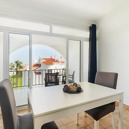 Apartamento Spacious And Central, 6 Min Walk To *