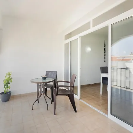 Spacious And Central, 6 Min Walk To Apartamento