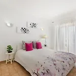 Spacious And Central, 6 Min Walk To Apartment *